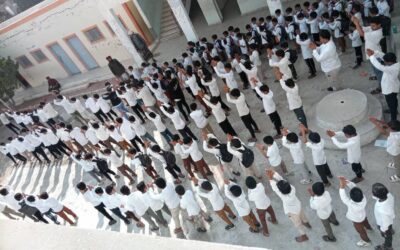 الشيخ صالح بن جراش يتفقد سير التعليم بيافع سرار ويشيد بانضباط مدرسة البنين*