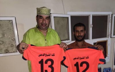 الشيخ خالد الدحبي يواصل دعمه للفرق الشعبية بأبين ويقدم طقمين دريسات رياضية بعدد 36 لمنطقة الخاملة