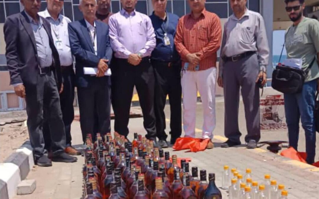 النيابة العامة تتلف 132 قارورة خمور مهربة ضُبطت عبر مطار عدن الدولي