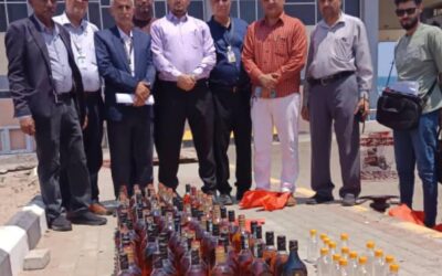 النيابة العامة تتلف 132 قارورة خمور مهربة ضُبطت عبر مطار عدن الدولي