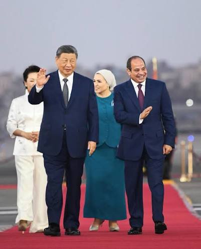 ماذا تعرف عن قرينة الرئيس السيسي لدى ظهورهامعه في استقبال الزعيم الصيني في مراسيم استقباله في القاهرة؟