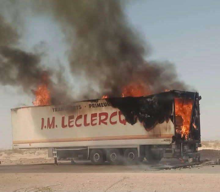حريق مفاجئ شمال عتق يشعل الجدل.. والسائق يفصل رأس القاطرة وينقذ الشاحنة من كارثة