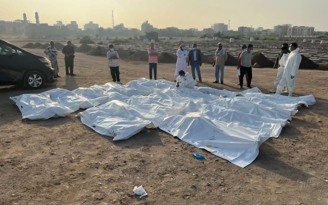 النيابة العامة تباشر دفن 21 جثة مجهولة الهوية في عدن