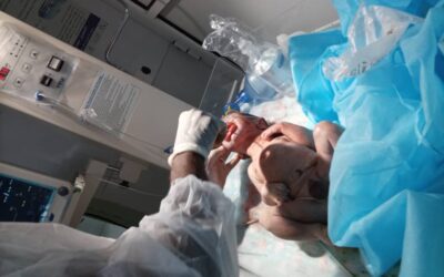في ساعة الفجر.. أخصائية النساء والولادة تنقذ أمًّا وجنينها من موت محقق في مستشفى أحور بأبين