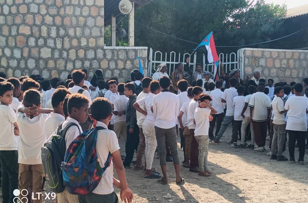 انتقالي خنفر يواصل حملة رفع علم الجنوب وترديد النشيد الوطني في مدارس المديرية