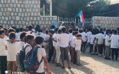 انتقالي خنفر يواصل حملة رفع علم الجنوب وترديد النشيد الوطني في مدارس المديرية