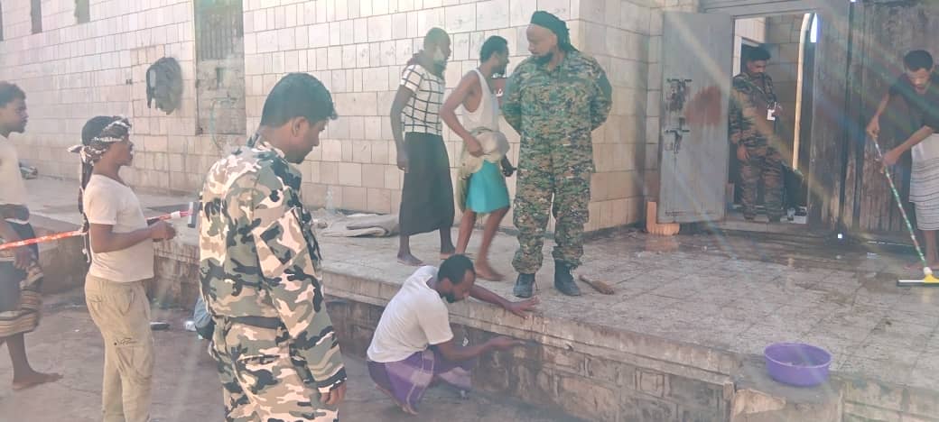 مدير السجن المركزي بأبين يطلق حملة نظافة شاملة ويتفقد تغذية النزلاء