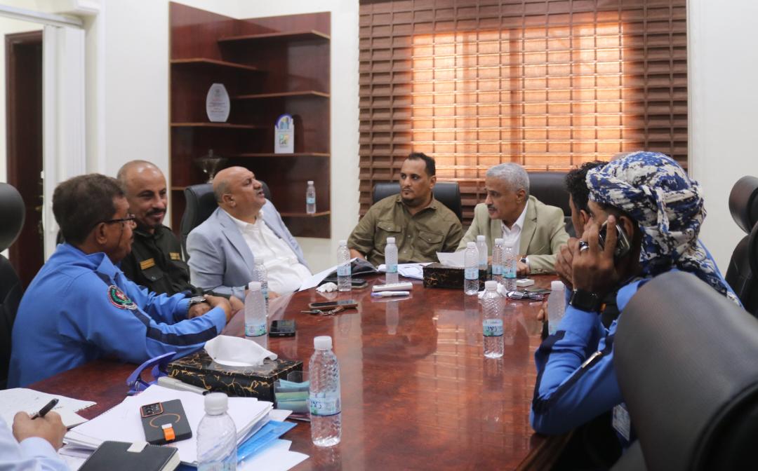 تحركات لتنظيم المرور في عدن.. رئيس صندوق صيانة الطرق يناقش تركيب إشارات مرورية لمعالجة الاختناقات