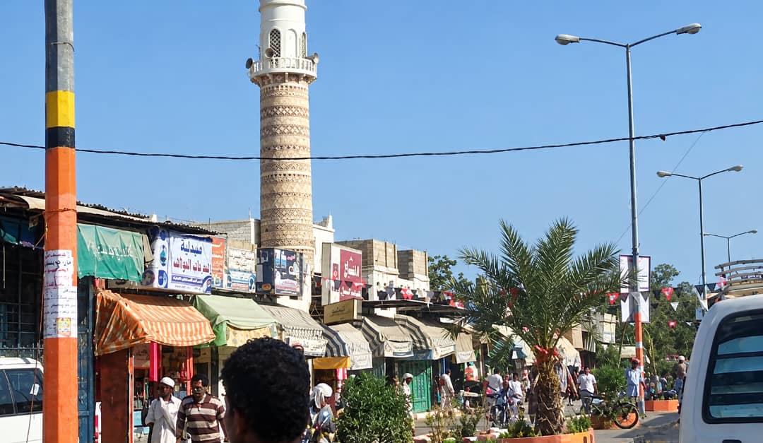 مطالبات شعبية في خنفر بمنع حمل السلاح ليلاً لسائقي الدراجات النارية وتفتيش مخيمات النازحين