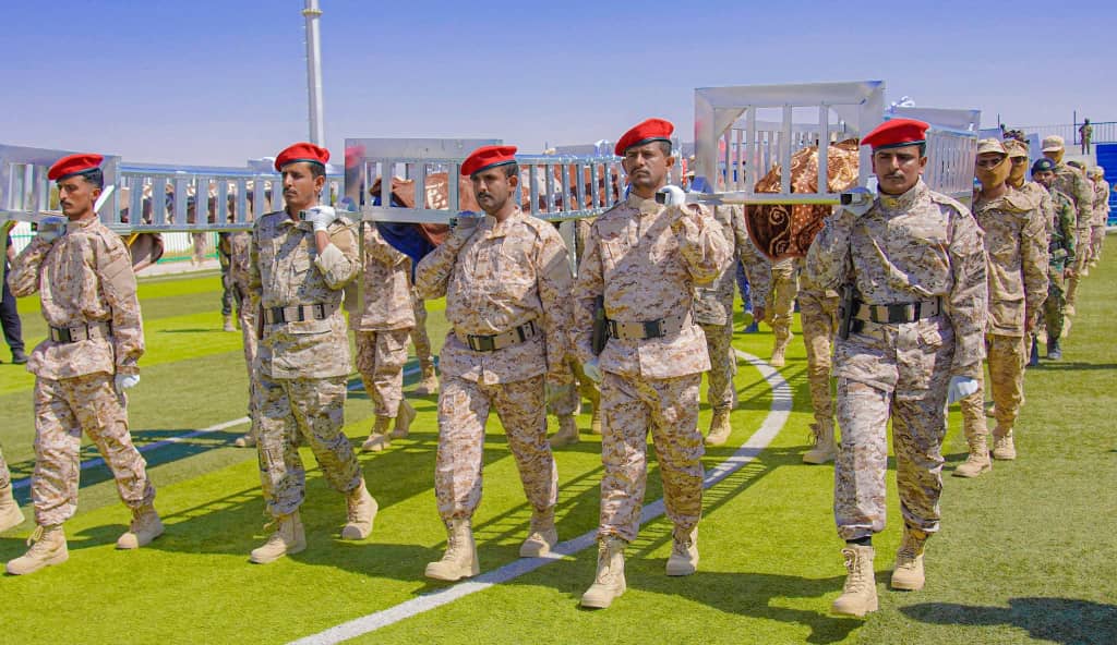 يتقدمهم المحافظ بن الوزير.. تشييع رسمي وشعبي مهيب لجثامين 75 شهيدًا من منتسبي الأمن ضحايا العملية الإرهابية بشبوة