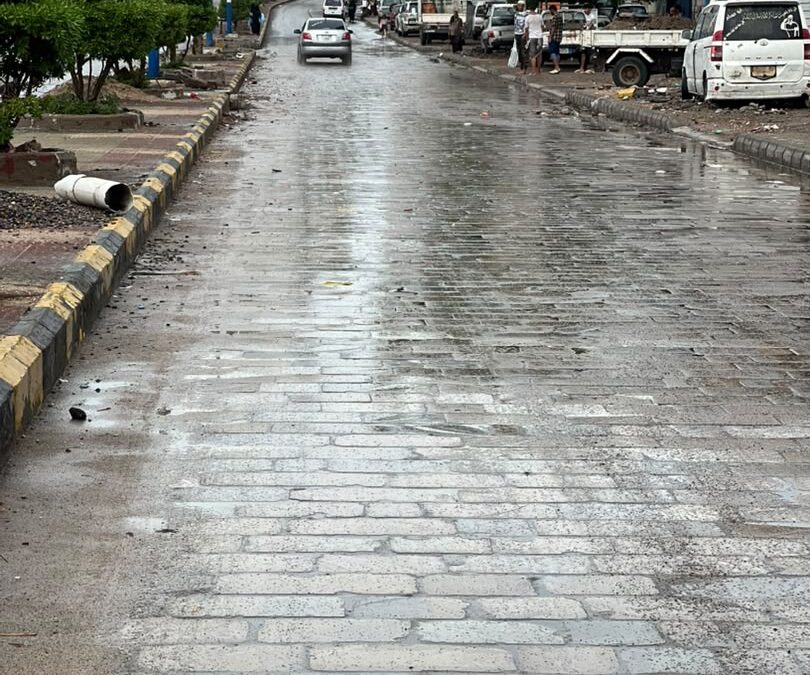 بالصور.. جهود السلطة المحلية في عدن لتصريف مياه الأمطار تتواصل وسط مطالبات باستكمال المعالجات