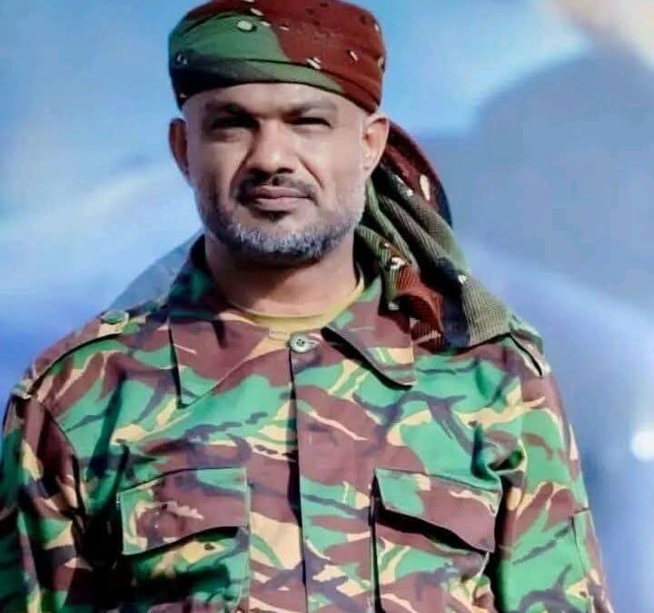 العميد حيدرة السيد يعزي الشيخ عبدالله هائل السعيدي باستشهاد نجله البطل عشيش في جبهة باب المندب