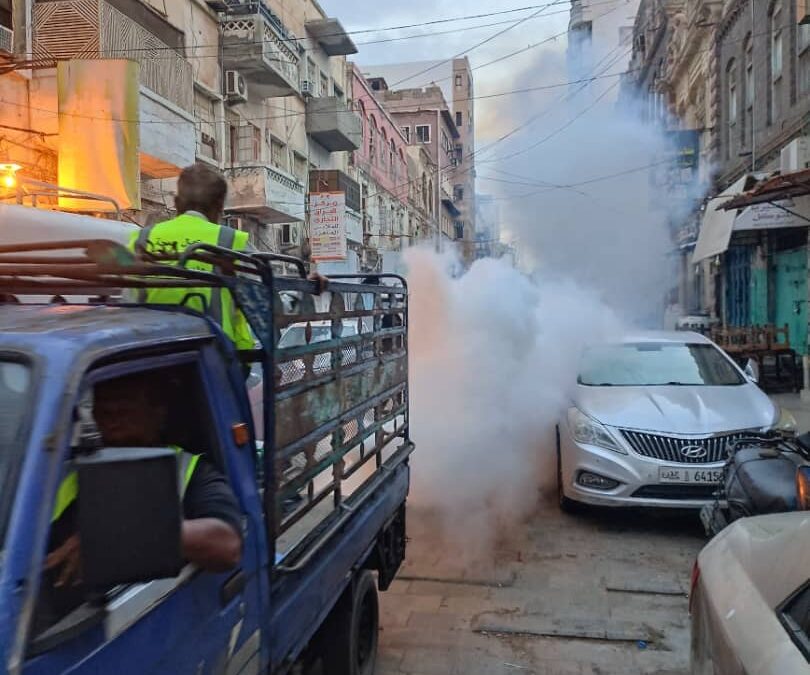 تواصل حملة الرش الضبابي والرذاذي في عدد من احياء مديرية صيرة