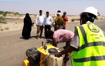 مكتب الأشغال بأبين وصندوق صيانة الطرق يدشنان مرحلة جديدة ضمن أعمال صيانة الخط الدولي العلم – دوفس