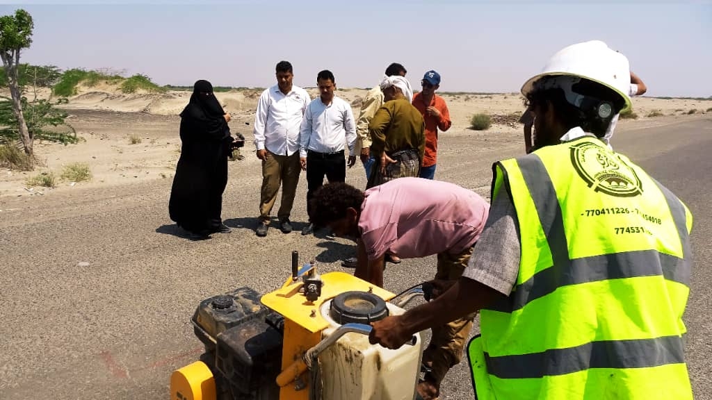 مكتب الأشغال بأبين وصندوق صيانة الطرق يدشنان مرحلة جديدة ضمن أعمال صيانة الخط الدولي العلم – دوفس