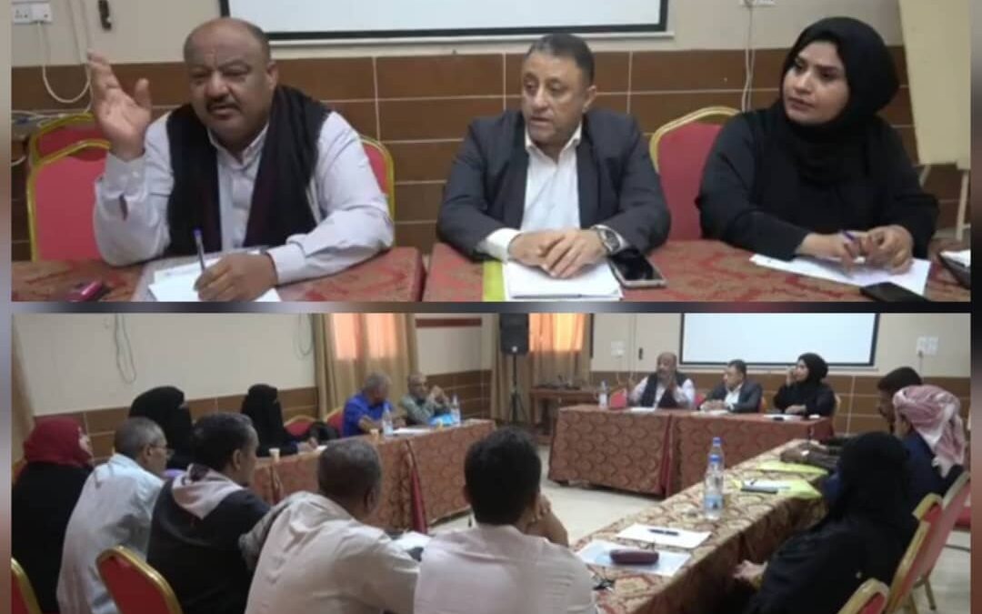 نائب محافظ أبين يناقش مع اللجنة الاستشارية مسار المبادرات المحلية وبرنامج المنح الصغيرة وأزمات قطاعي الصحة والتعليم جراء النزوح