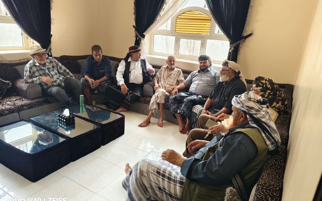 أمين محلي سرار وعدد من وجهاء يافع يزورون شيخ مكتب كلد بجعار للاطمئنان على صحته
