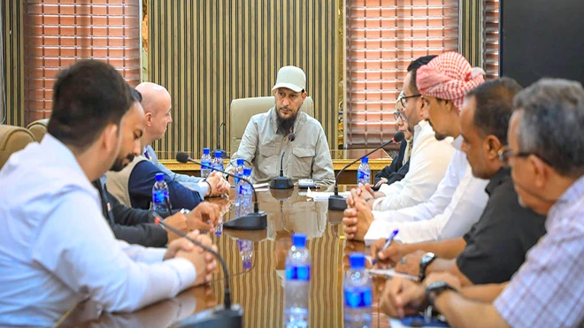 المحافظ شيخ: 40 ألف نازح فرضوا تحديات متزايدة على عدن